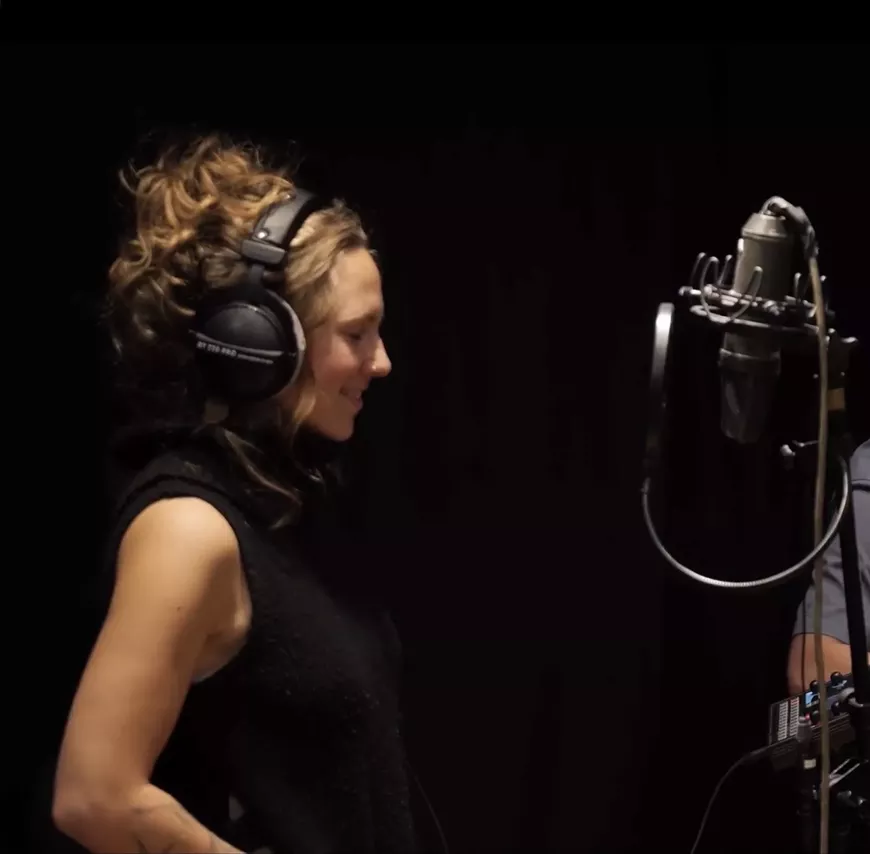 At the mic, Nelly Hawley-Hayes